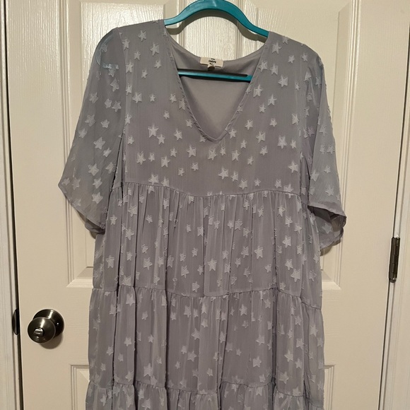 V- neck star studded lilac flowy dress - Picture 2 of 6